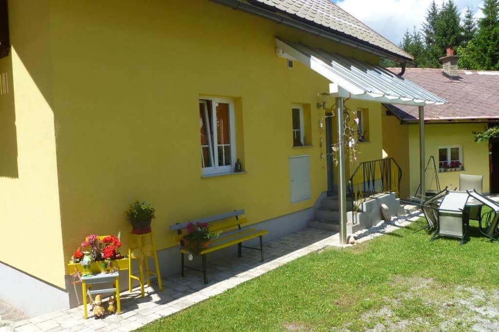 Gemuetliches Ferienhaus Am Waldrand Tropolach Exterior photo